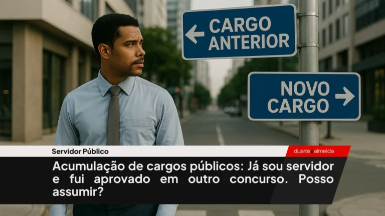 Servidor público jovem e pardo diante de uma bifurcação em um caminho de terra, com placas indicando “Cargo Atual” e “Novo Concurso”. Ele hesita diante da decisão.