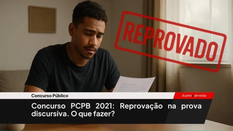 Homem jovem, de expressão triste, sentado à mesa e segurando um papel; sobreposto à imagem está o carimbo vermelho com a palavra “REPROVADO”.