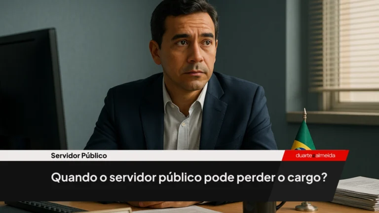 Servidor público de meia-idade, em traje formal, sentado em sua mesa de trabalho, olhando de lado com expressão pensativa e preocupada. Há papéis, uma caneca e uma pequena bandeira do Brasil sobre a mesa.