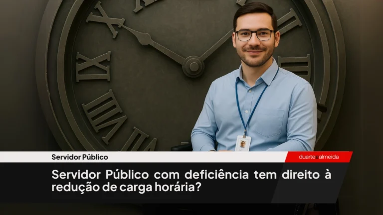 Jovem servidor público cadeirante à frente de um enorme relógio conceitual, simbolizando o tempo e as barreiras enfrentadas por pessoas com deficiência no serviço público.