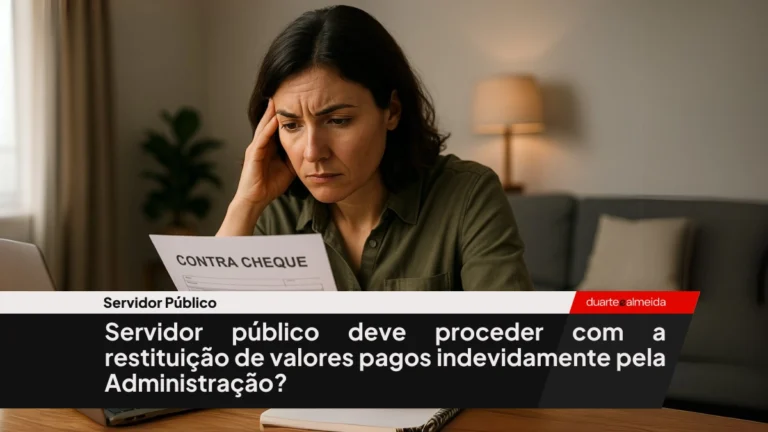 Mulher sentada em casa, olhando com expressão preocupada para um contracheque impresso, ao lado de um notebook e um caderno sobre a mesa.