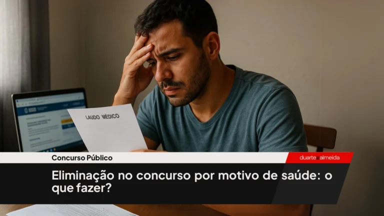 Jovem frustrado segura um laudo médico após eliminação de concurso público, refletindo em casa.