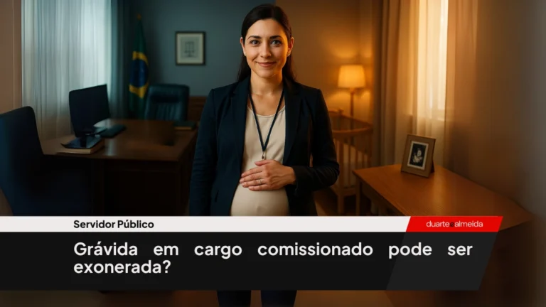 Mulher grávida no centro de uma cena dividida: à esquerda, um escritório institucional; à direita, um ambiente aconchegante de maternidade. Ela veste roupas formais e repousa uma das mãos sobre a barriga.