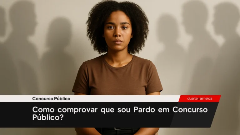 Mulher parda sentada diante de uma parede branca, olhando diretamente para a câmera, cercada por sombras simbólicas que representam uma comissão de avaliação.