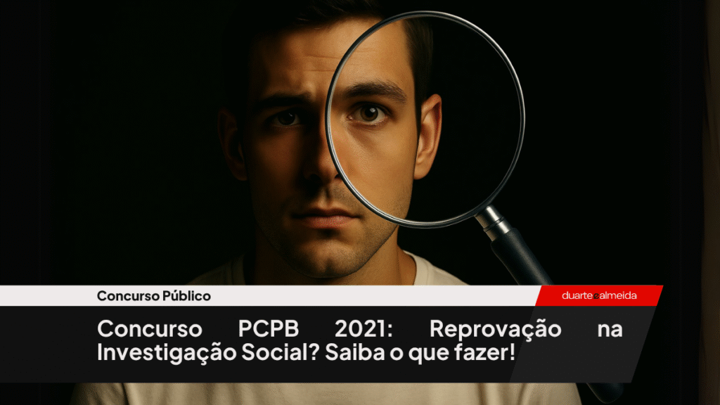 Candidato de concurso público com camiseta branca básica, sendo observado por uma lupa que cobre metade do seu rosto em ambiente escuro.