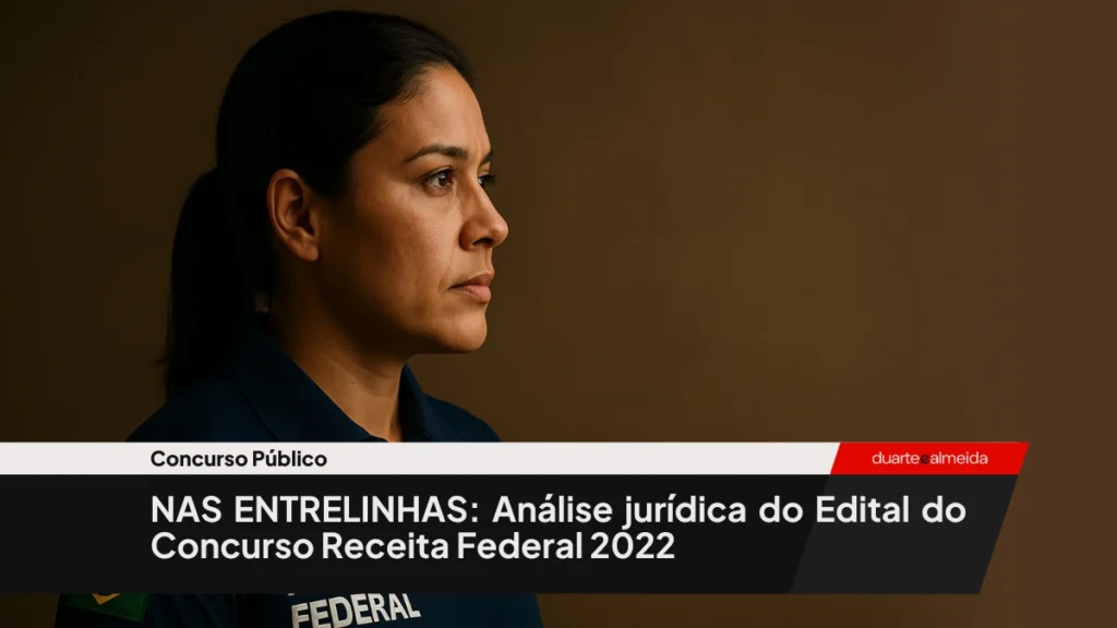 Mulher adulta de perfil usando uniforme azul-marinho da Receita Federal, com cabelo preso, em fundo neutro e pose institucional.