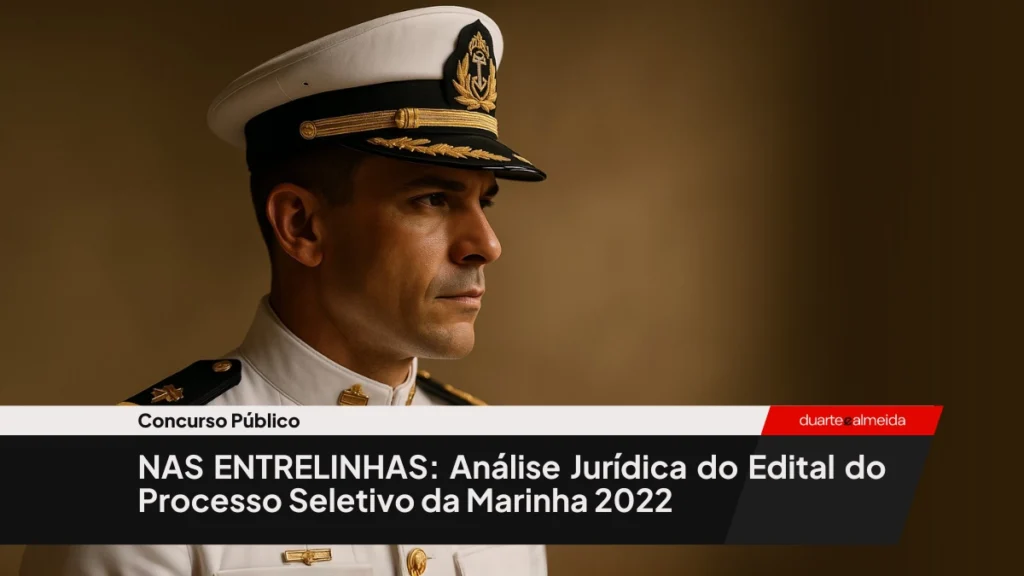 Oficial da Marinha do Brasil em perfil, usando uniforme branco de gala, sobre fundo desfocado.