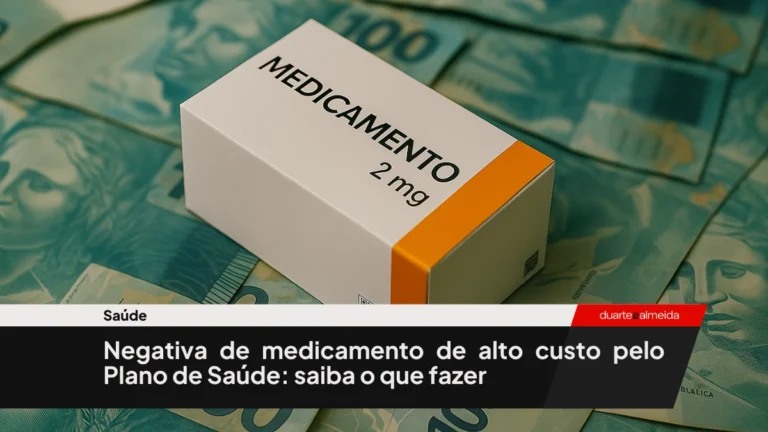 Caixa de medicamento genérico com o rótulo “MEDICAMENTO 100 mg” sobre notas de cem reais brasileiras, simbolizando o alto custo dos remédios no Brasil.