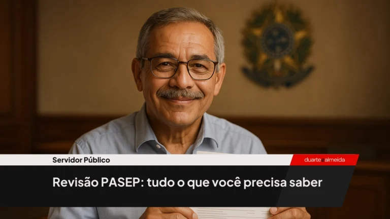 Servidor público brasileiro de meia-idade sorrindo levemente enquanto segura um extrato do PASEP, com fundo institucional e brasão da república ao fundo.