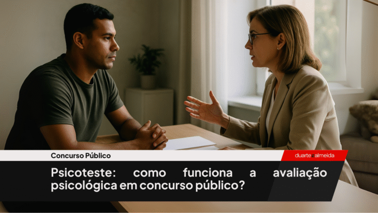 Homem brasileiro e psicóloga sentados frente a frente em mesa de consulta, discutindo resultados da avaliação psicológica.