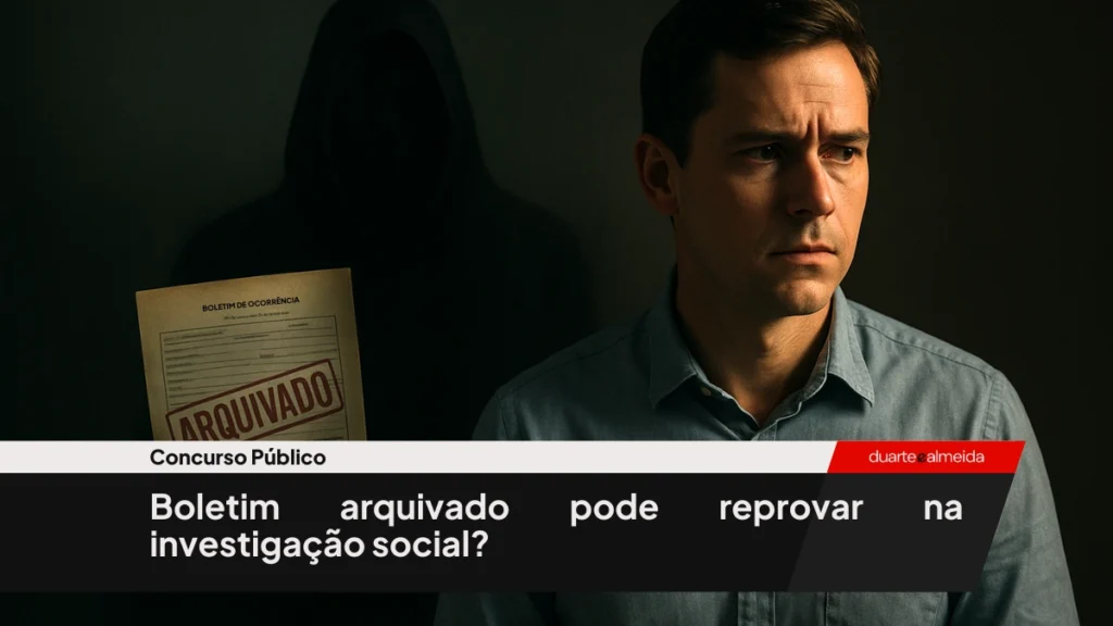 Homem sério olha para o lado enquanto uma figura encapuzada ao fundo segura um boletim de ocorrência com carimbo "ARQUIVADO", representando o passado que ainda o persegue.