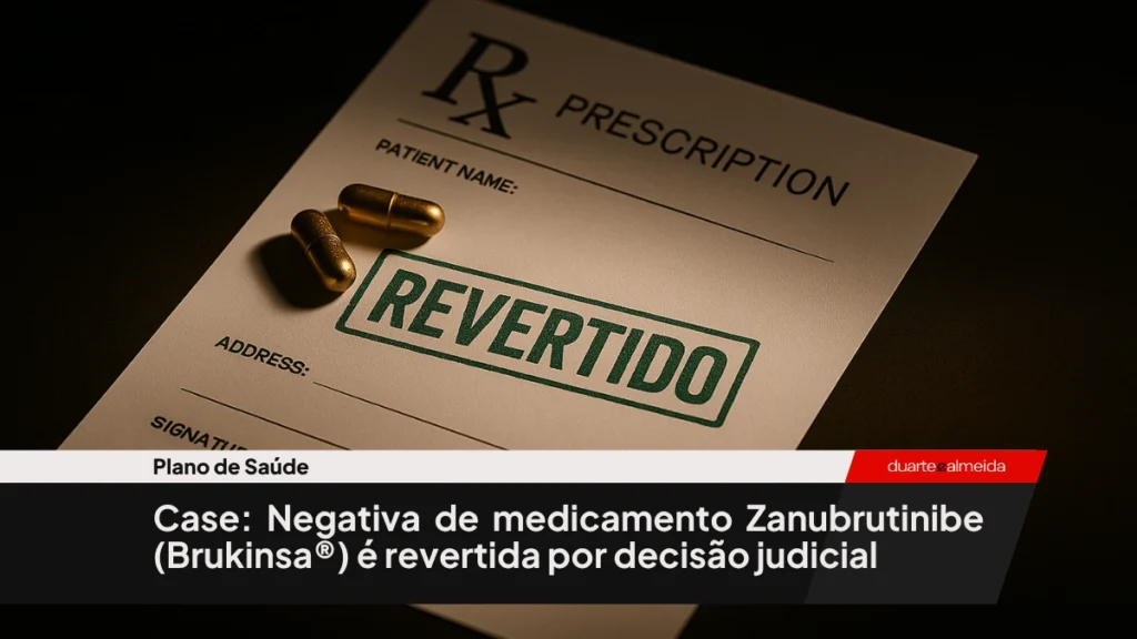 Close-up de comprimidos de medicamento sobre receita médica com o carimbo verde “REVERTIDO”.