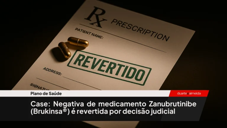 Close-up de comprimidos de medicamento sobre receita médica com o carimbo verde “REVERTIDO”.