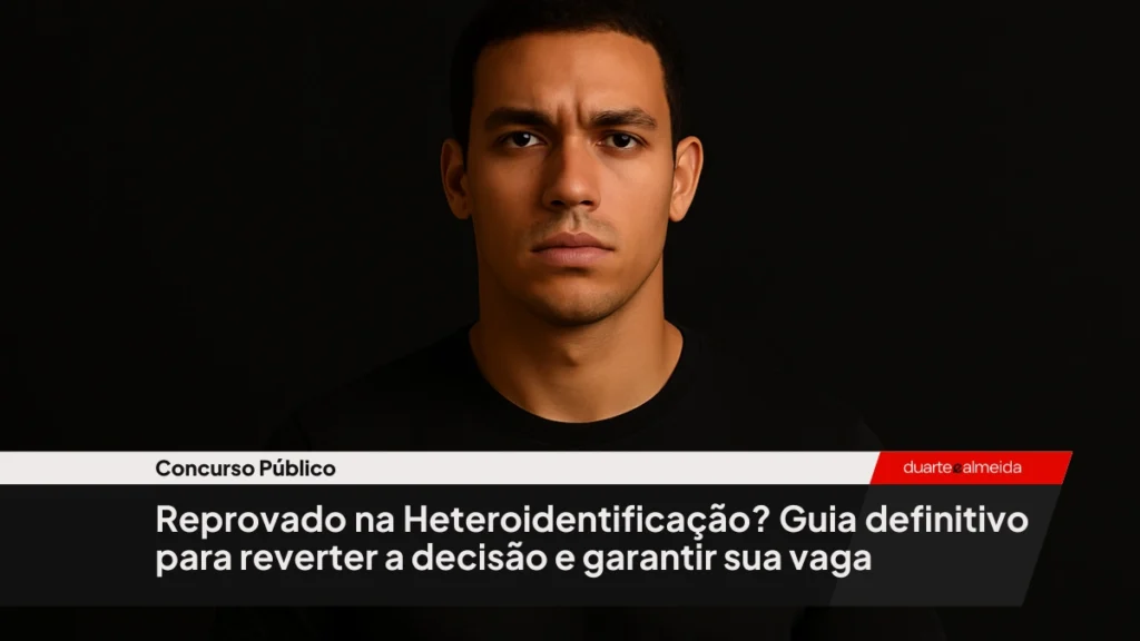 Retrato em plano americano de um homem pardo claro, com expressão séria e neutra, em fundo preto.