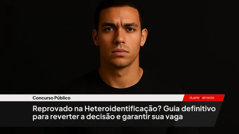 Retrato em plano americano de um homem pardo claro, com expressão séria e neutra, em fundo preto.