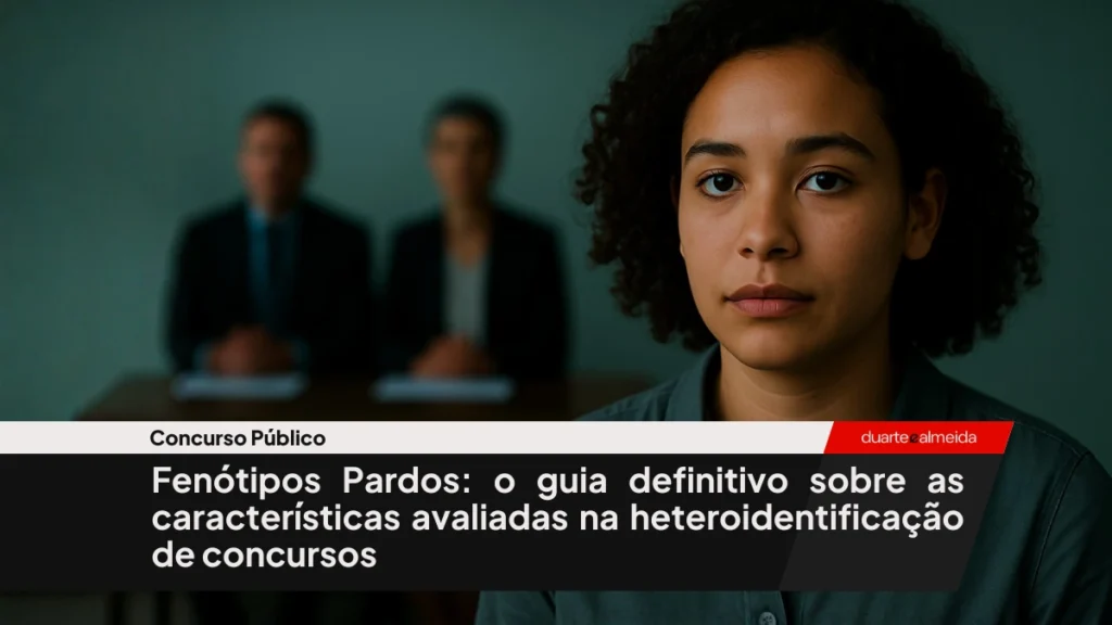 Mulher parda sentada em uma sala de avaliação, em close hiper-realista, com expressão séria e neutra. Ao fundo, desfocados, dois avaliadores observam. A iluminação é suave e o ambiente tem tom institucional.