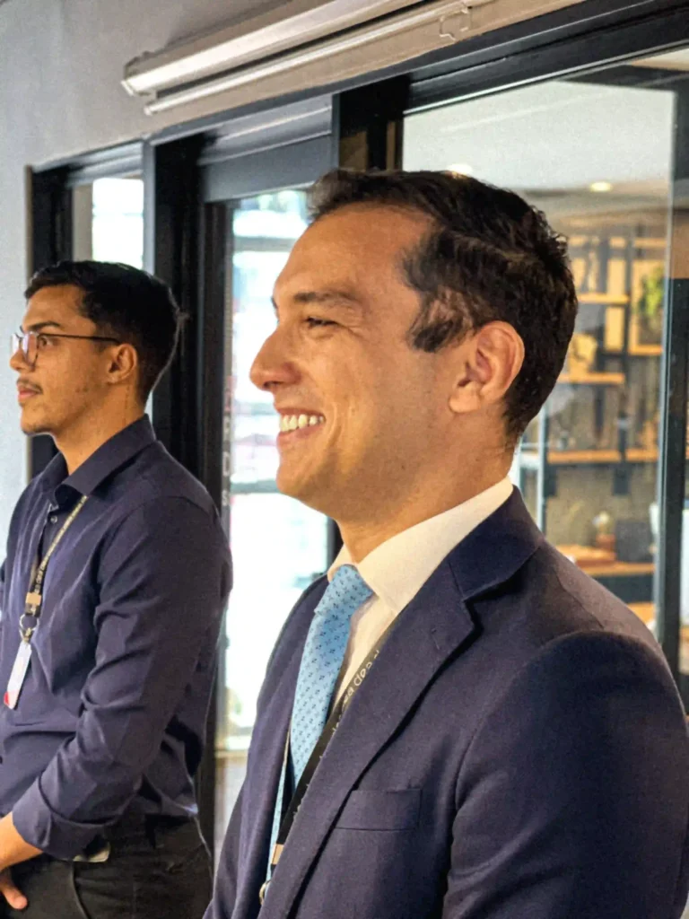 Dois integrantes do Duarte e Almeida Advogados em pé na recepção do escritório