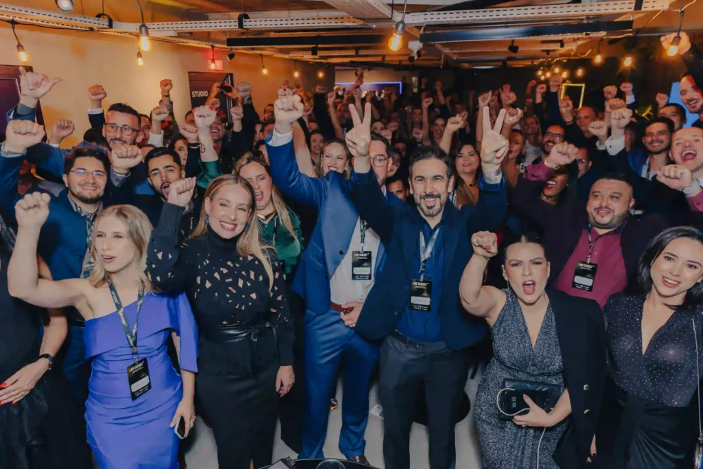 Participantes do Law Summit celebrando juntos no encerramento do evento