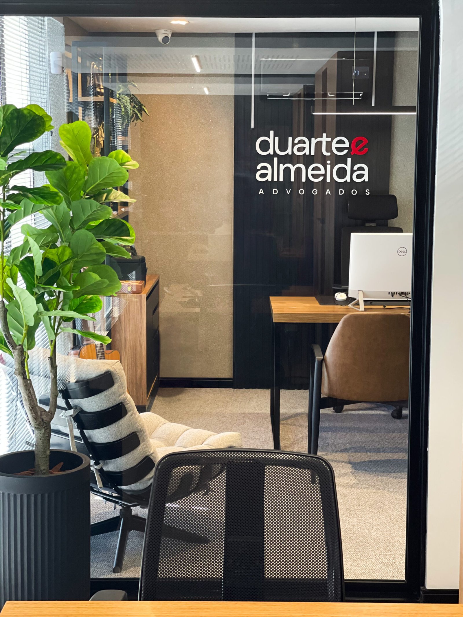 Entrada do escritório em vidro jateado com a marca Duarte e Almeida Advogados