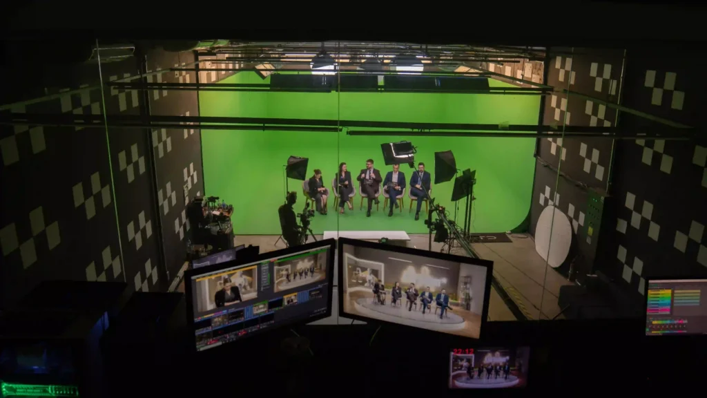 Estúdio de transmissão do Law Summit com fundo de chroma key e mesa de controle