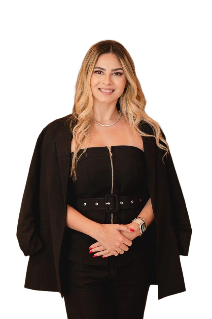 Gabrielly Melo, advogada especialista em Direito Tributário, de corpo inteiro e traje preto