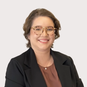 Hamanda Padilha, advogada do Duarte e Almeida Advogados, de blazer preto e óculos