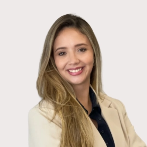 Isabella Ghetti, advogada do Duarte e Almeida Advogados, de blazer creme