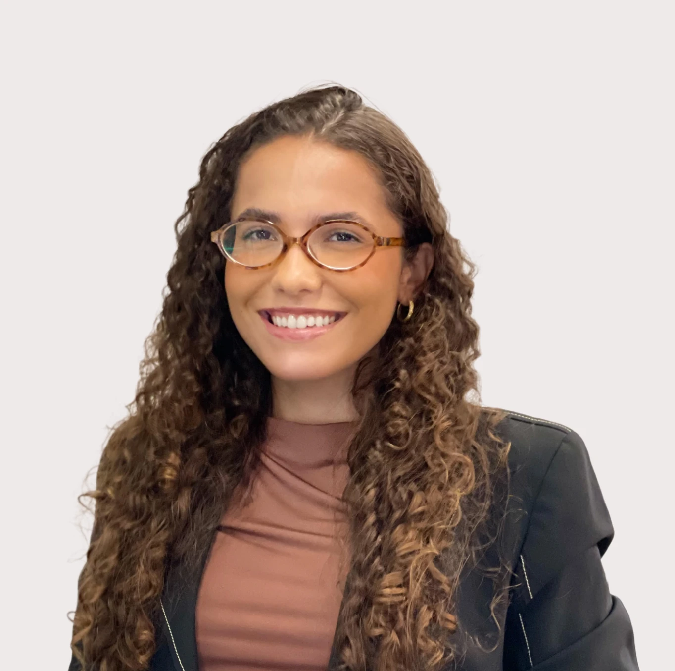 Marcela Dino, advogada do Duarte e Almeida Advogados, de blazer preto e blusa marrom
