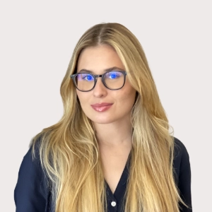 Paula Gomes, advogada do Duarte e Almeida Advogados, de camisa azul-marinho e óculos