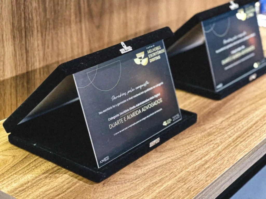 Detalhe da placa do prêmio Melhores Escritórios Digitais do Duarte e Almeida Advogados