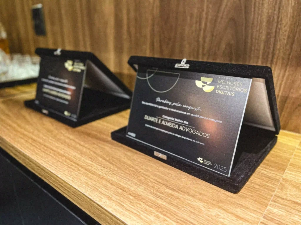 Placas do prêmio Melhores Escritórios Digitais concedidas ao Duarte e Almeida Advogados