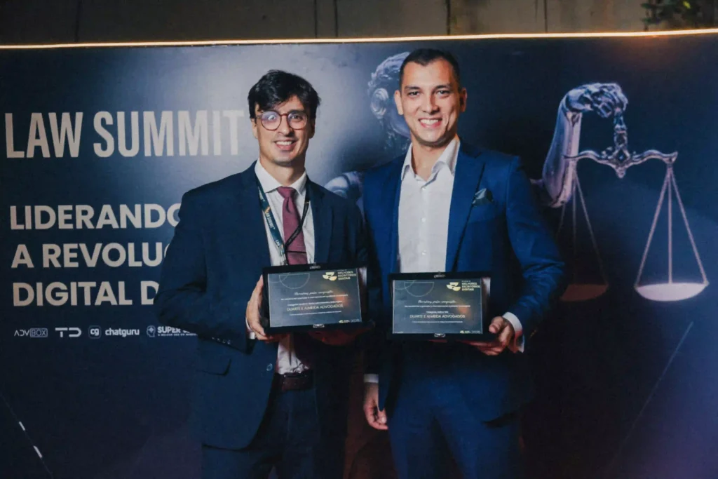 Ricardo Duarte Jr. e Raphael de Almeida exibem as placas de premiação no Law Summit