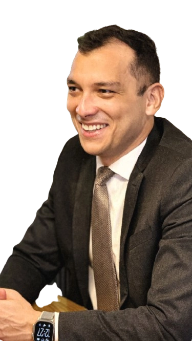 Raphael de Almeida, sócio do escritório, de terno escuro sorrindo, com fundo transparente