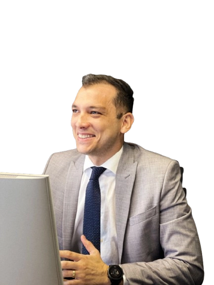 Raphael de Almeida, sócio do escritório, sorrindo em atendimento, com fundo transparente