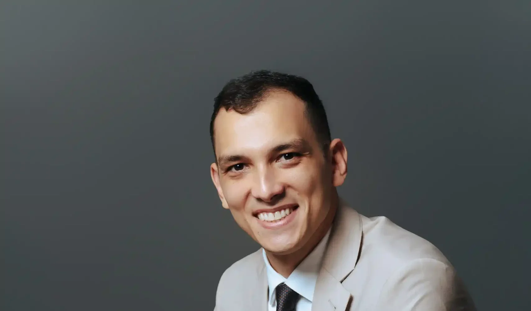 Raphael de Almeida, advogado e sócio fundador do Duarte e Almeida Advogados, de terno claro