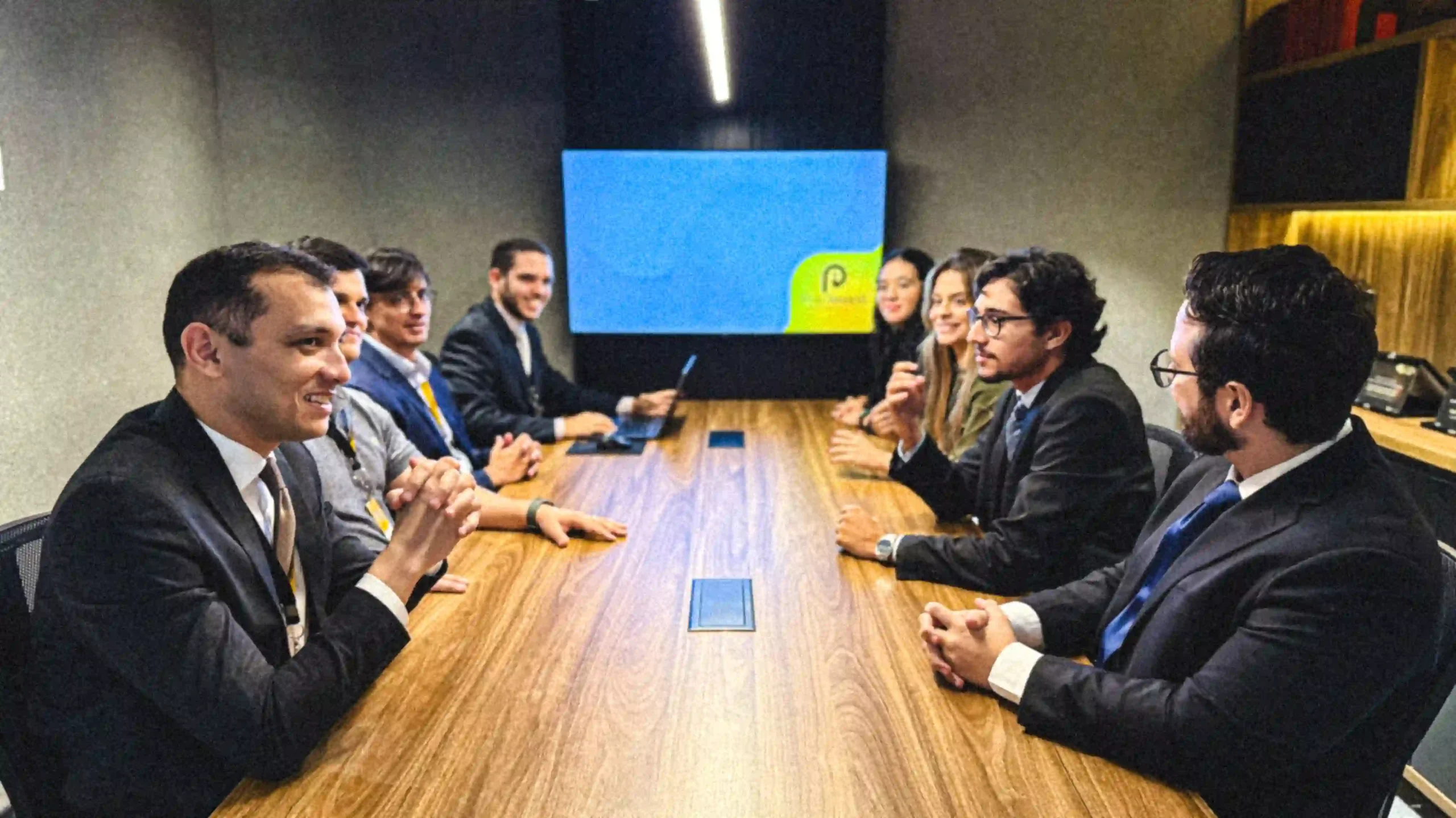 Equipe do Duarte e Almeida Advogados reunida em torno da mesa de reunião do escritório