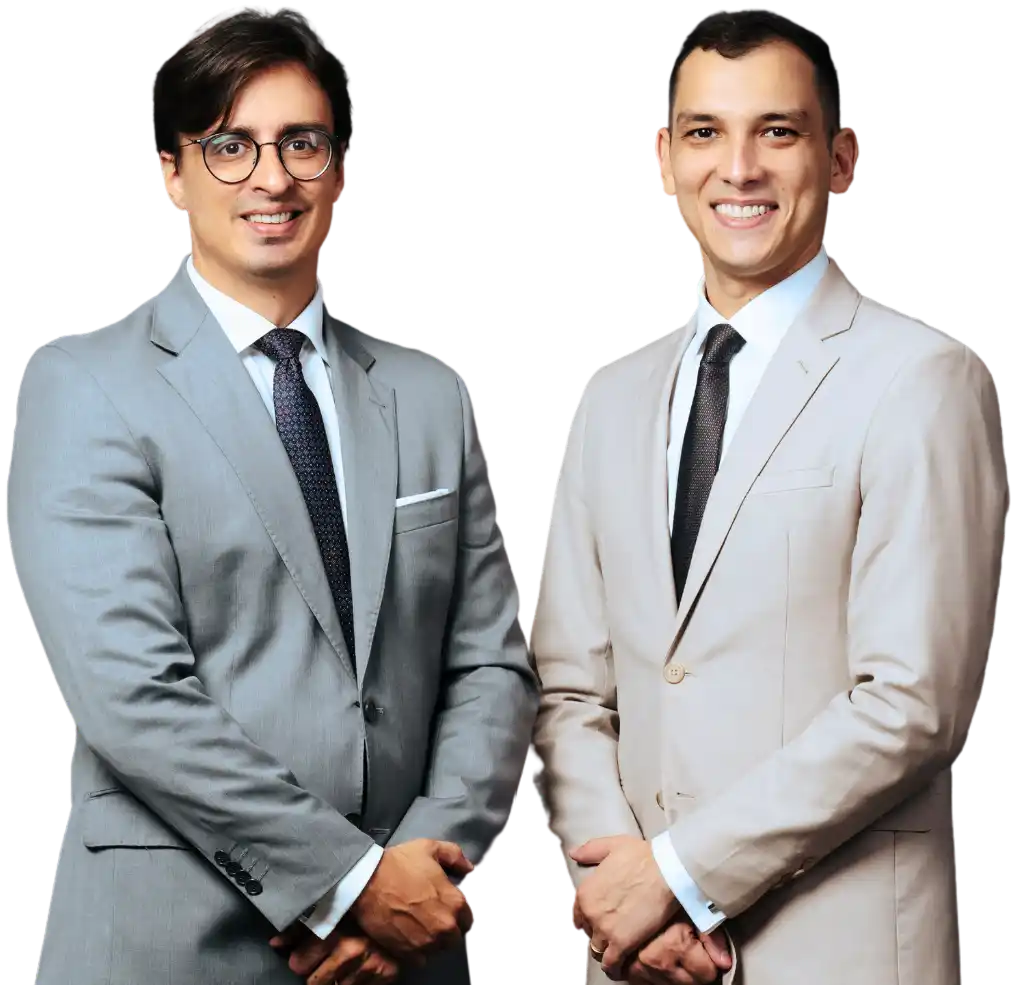 Ricardo Duarte Jr. e Raphael de Almeida, sócios fundadores do Duarte e Almeida Advogados, de terno