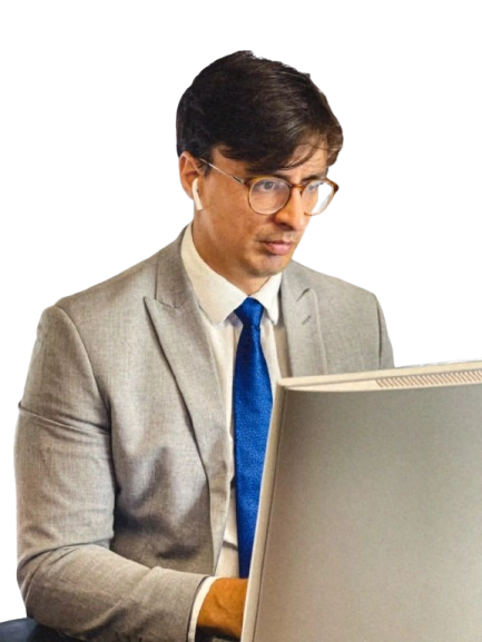 Ricardo Duarte Jr., sócio do escritório, em atendimento ao computador, com fundo transparente