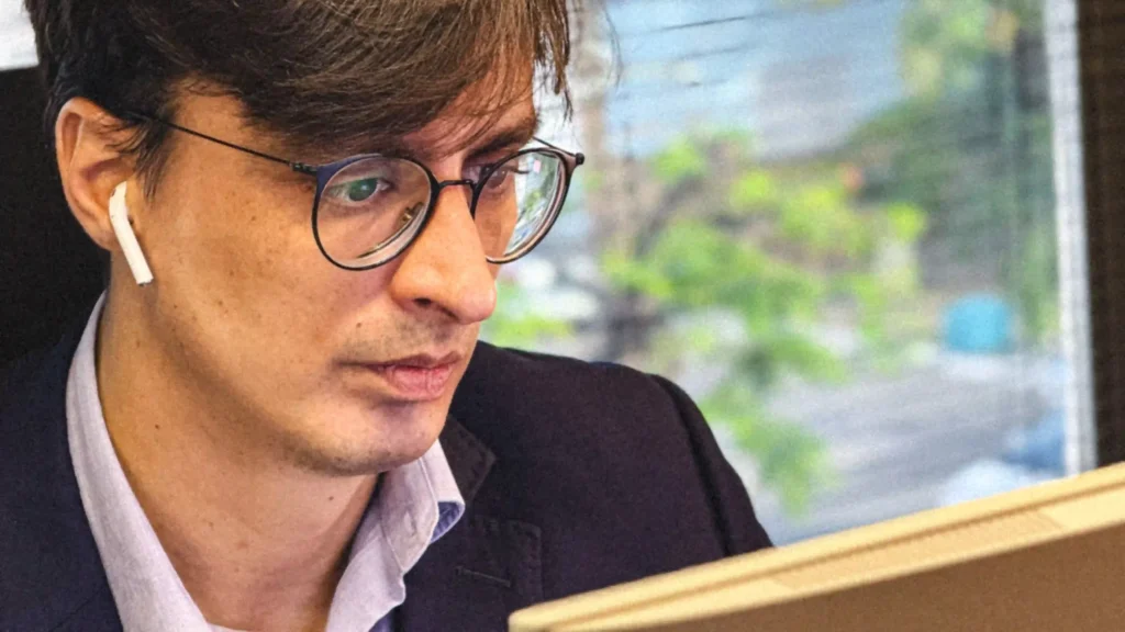 Ricardo Duarte Jr., sócio do escritório, de fone durante audiência por videoconferência