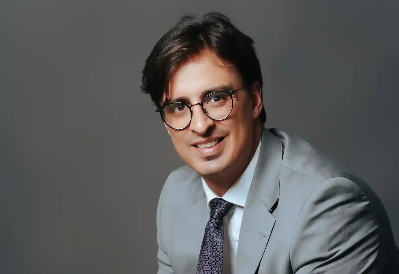 Ricardo Duarte Jr., advogado e sócio fundador do Duarte e Almeida Advogados, de terno cinza