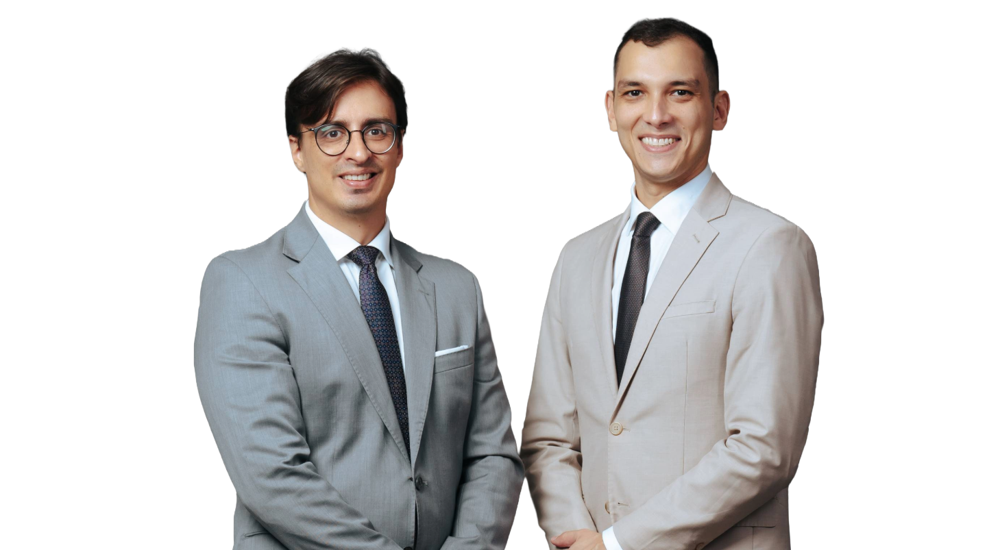 Ricardo Duarte Jr. e Raphael de Almeida de terno, em pé, com fundo transparente