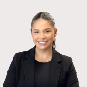 Thalita Nascimento, do time comercial do Duarte e Almeida Advogados, de blazer preto